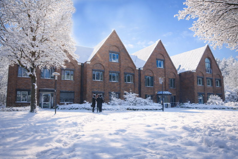 Rathaus in Winterlandschaft eingebettet